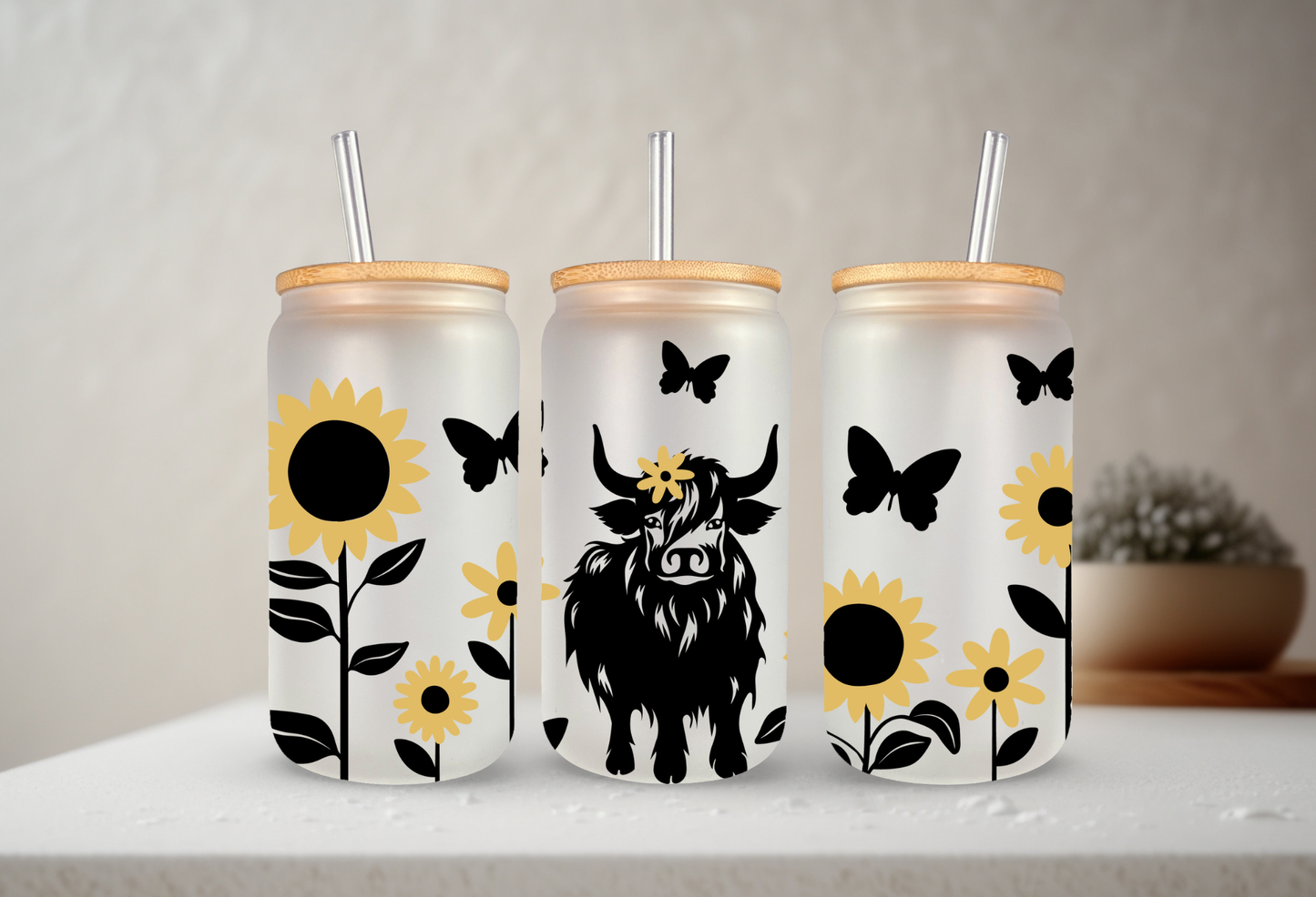 Highland Cow & Sunflowers | VINYL | 20 oz Libbey Can Glass with Bamboo Lid & Straw