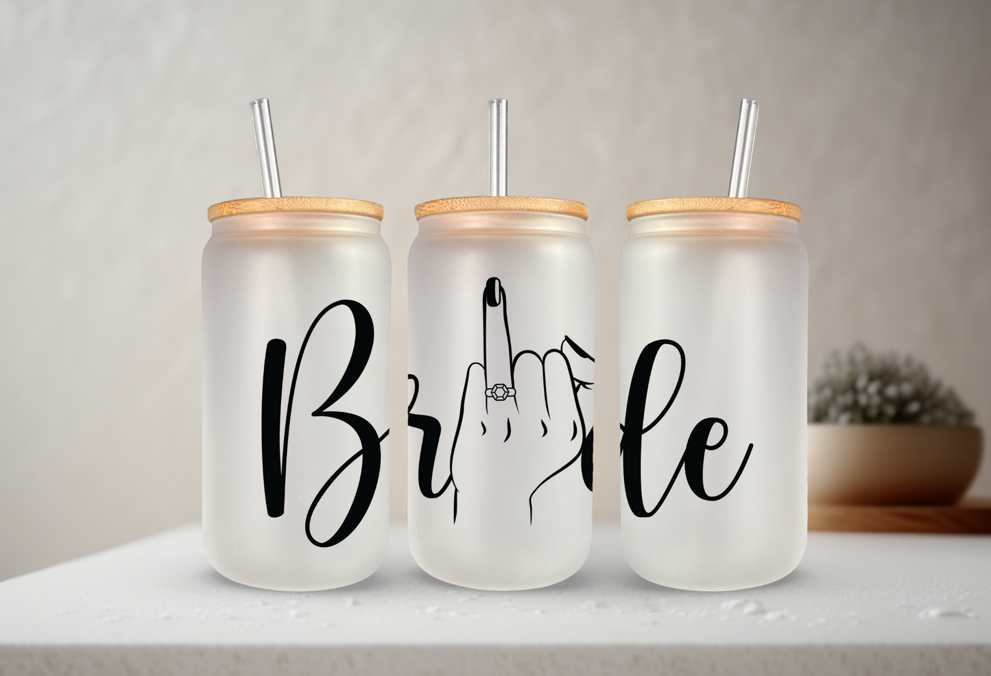 Bride Ring Finger | VINYL | 20 oz Libbey Can Glass with Bamboo Lid & Straw